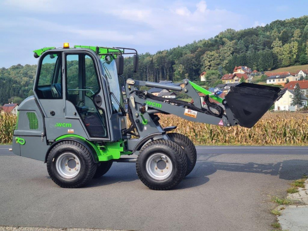 Hoflader L2312 und L2412 inkl. Schaufel und Staplerzinken